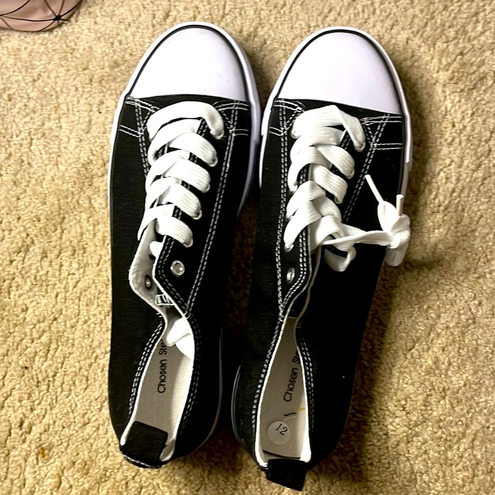 Black and white size 12 women’s tennis shoes brand new, never worn before
